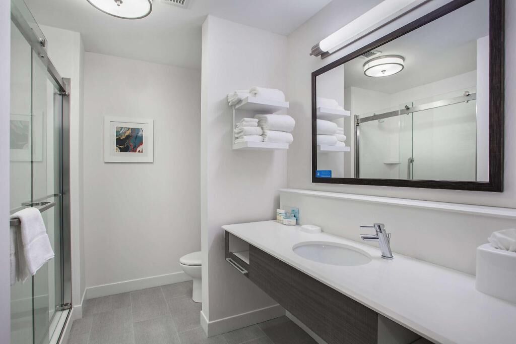 Bathroom | Deep soaking tub, free toiletries, towels