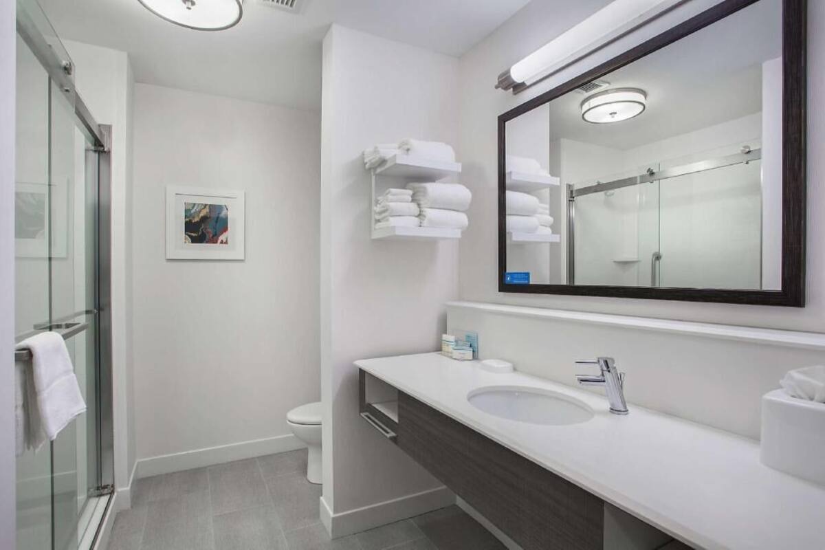 Bathroom | Deep soaking tub, free toiletries, towels
