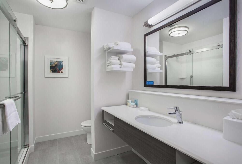 Bathroom | Deep soaking tub, free toiletries, towels