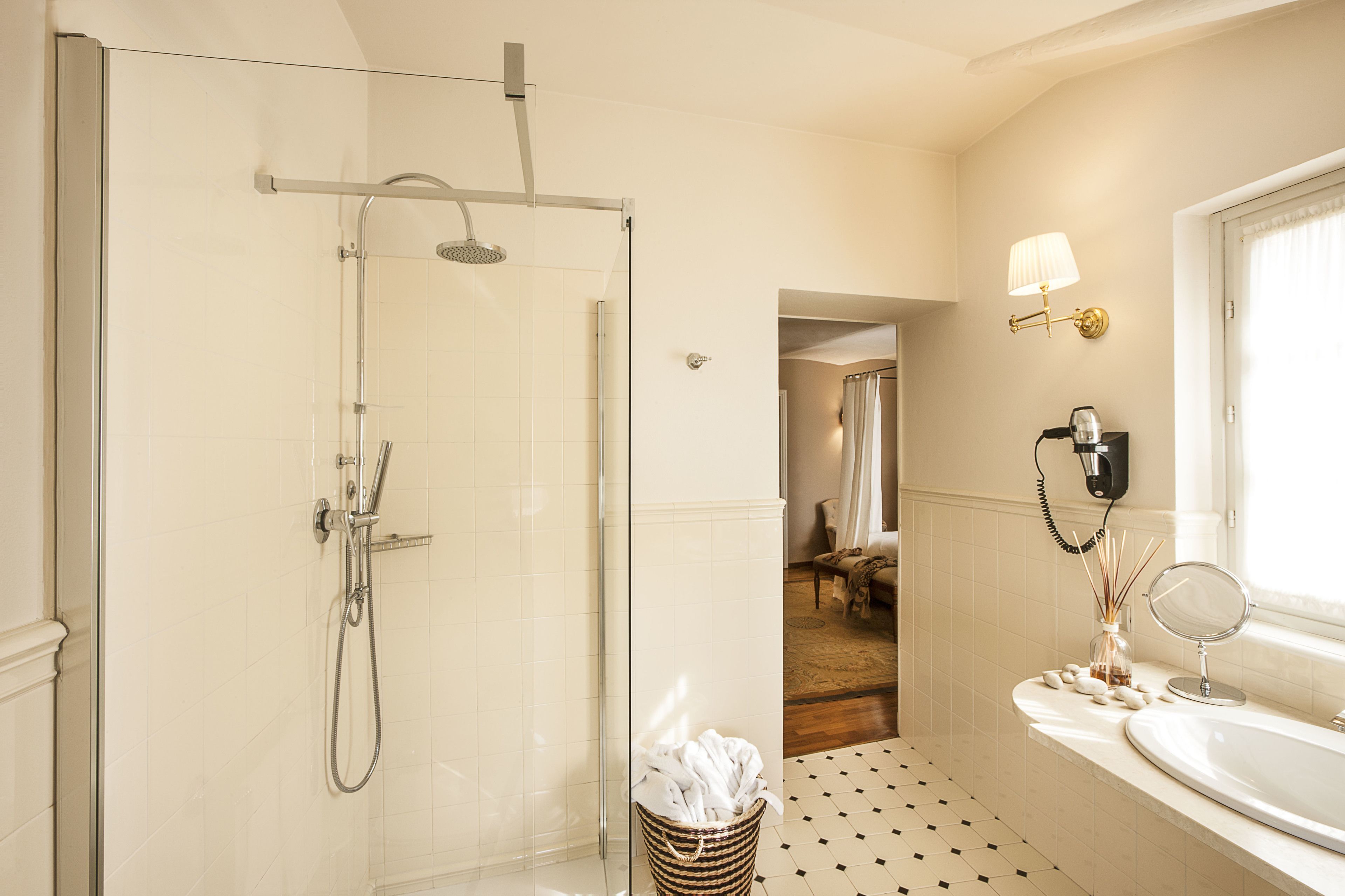 shower, rainfall showerhead, free toiletries, hair dryer