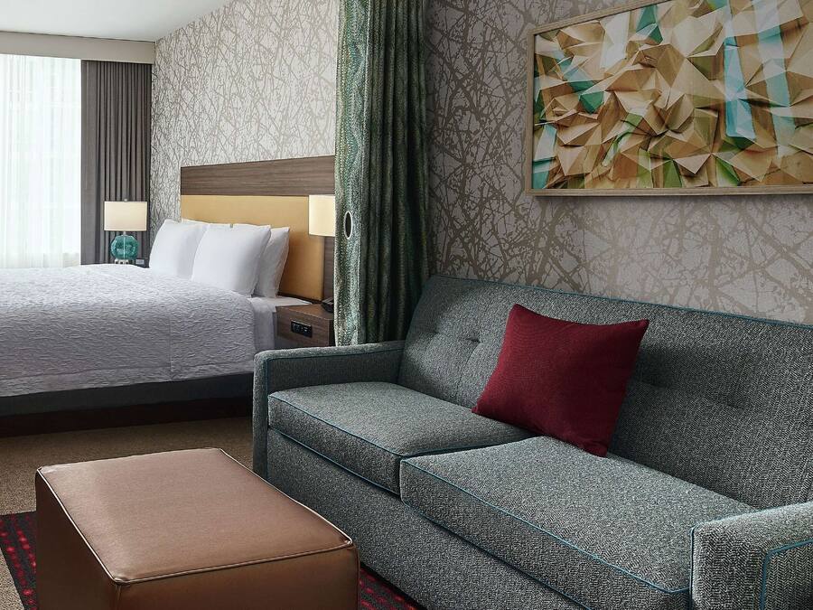 Roupas de cama premium, escrivaninha, ferros/tábuas de passar roupa