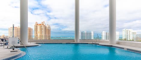 Una piscina al aire libre