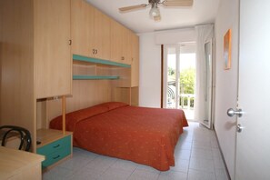 A bedroom with a bed, a desk, and a wardrobe. - Hotel Roby (Jesolo)