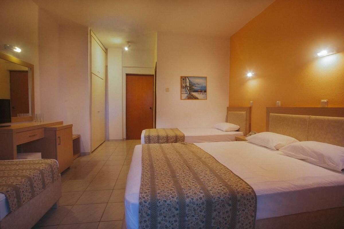 Standard Triple Room | Peti besi dalam bilik, langsir/tirai gelap terus, Wi-fi percuma