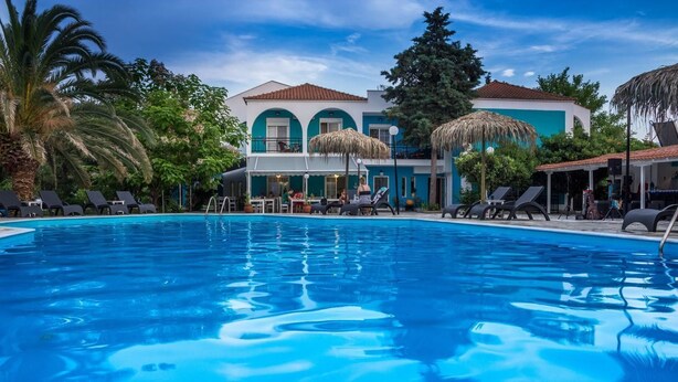 Piscine extérieure en saison, parasols, chaises longues