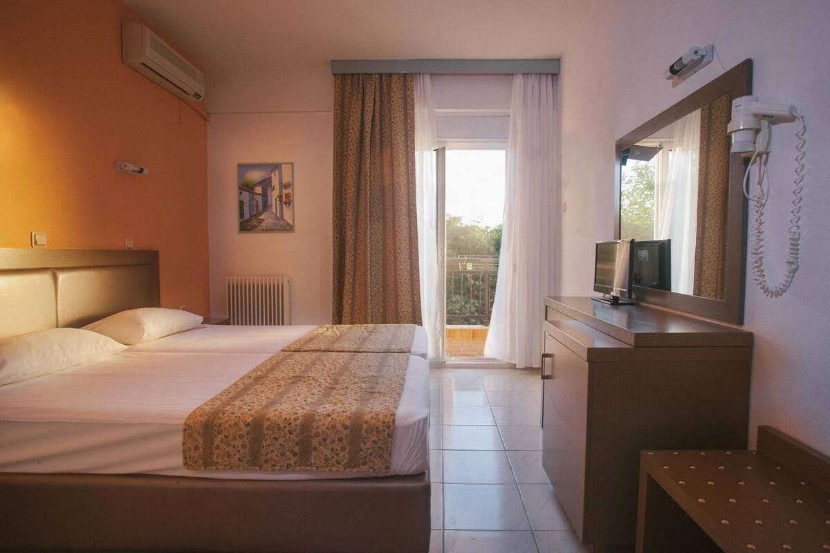 Family Quadruple Room | In-room safe, blackout drapes, WiFi (free), bed sheets
