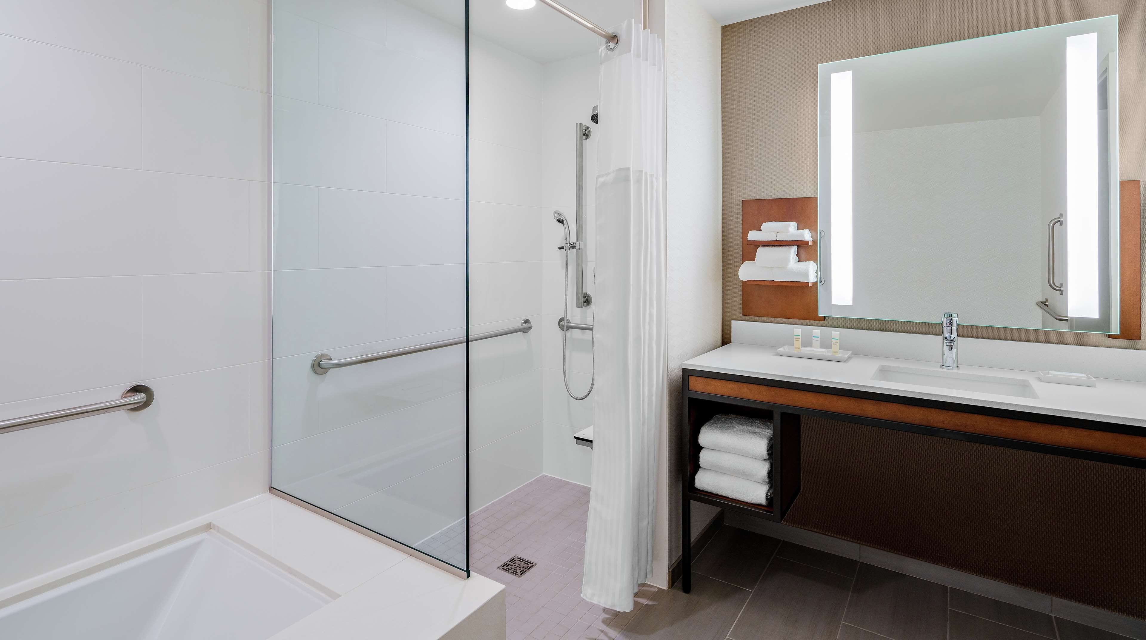 room, 1 king bed, accessible, corner (roll-in shower) | bathroom | combined shower/bathtub, free toiletries, hair dryer, towels