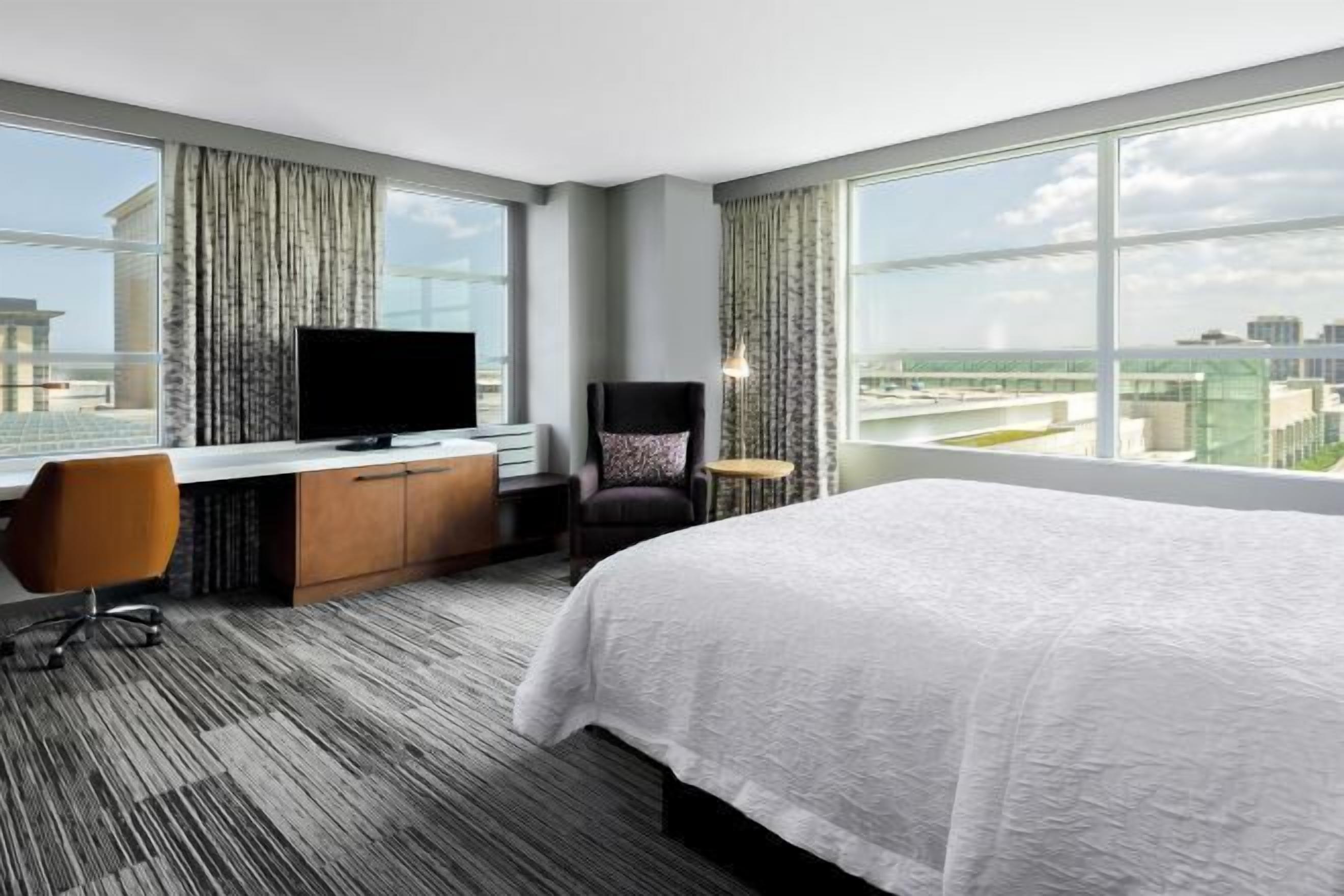 أغطية فراش متميزة وخزنة داخل الغرفة ومكتب ومكواة/لوح كي