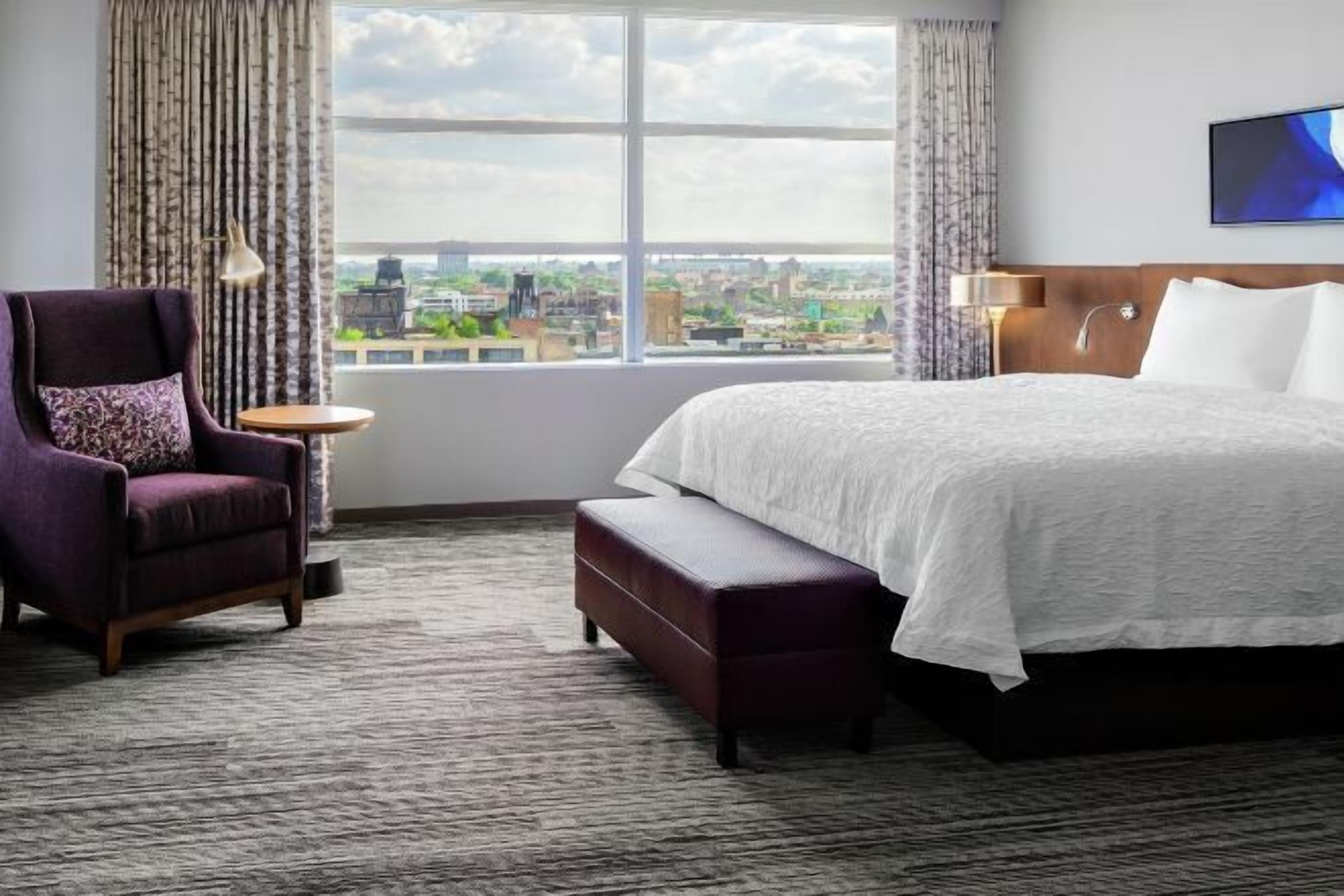 أغطية فراش متميزة وخزنة داخل الغرفة ومكتب ومكواة/لوح كي