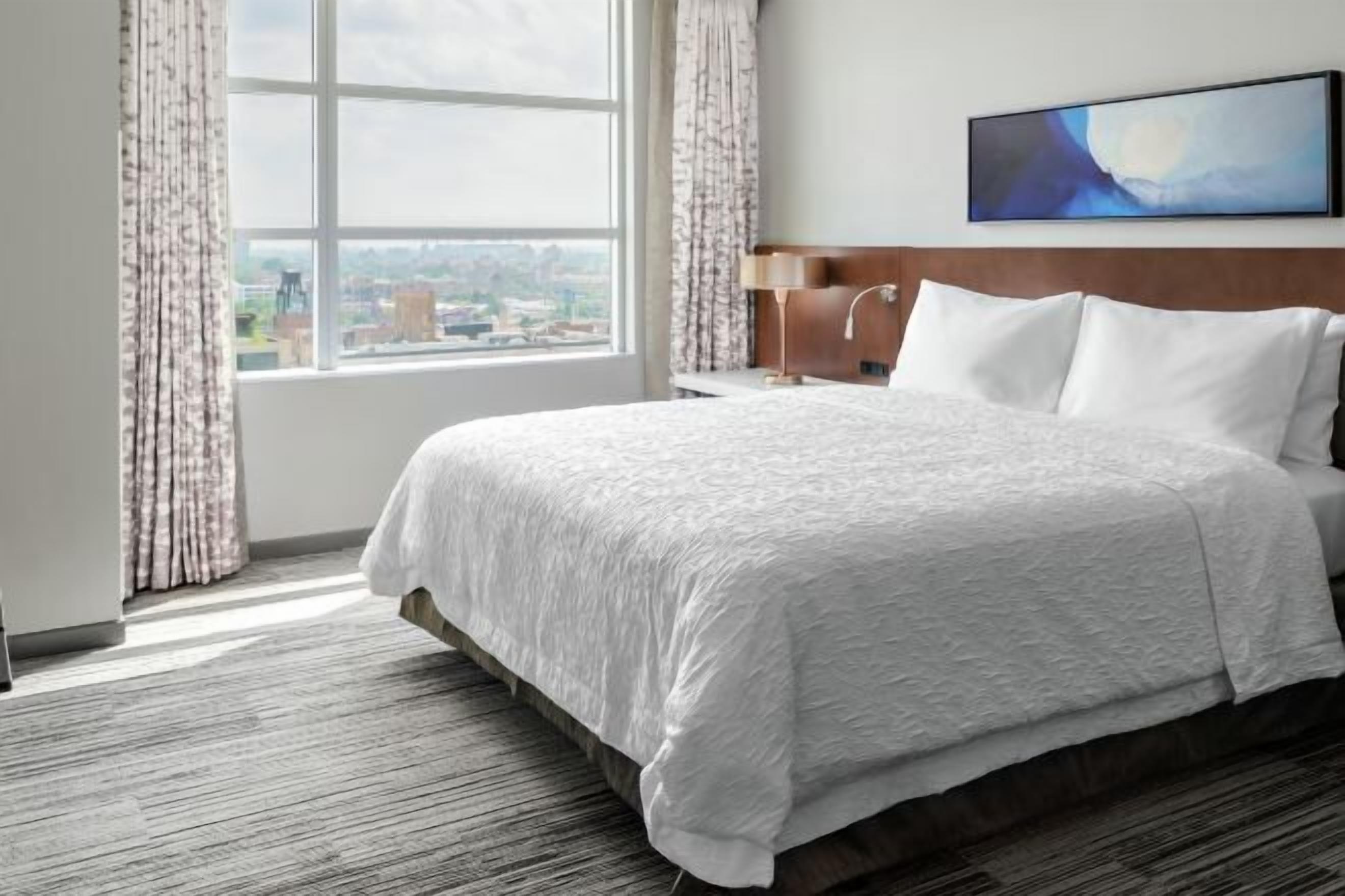 أغطية فراش متميزة وخزنة داخل الغرفة ومكتب ومكواة/لوح كي