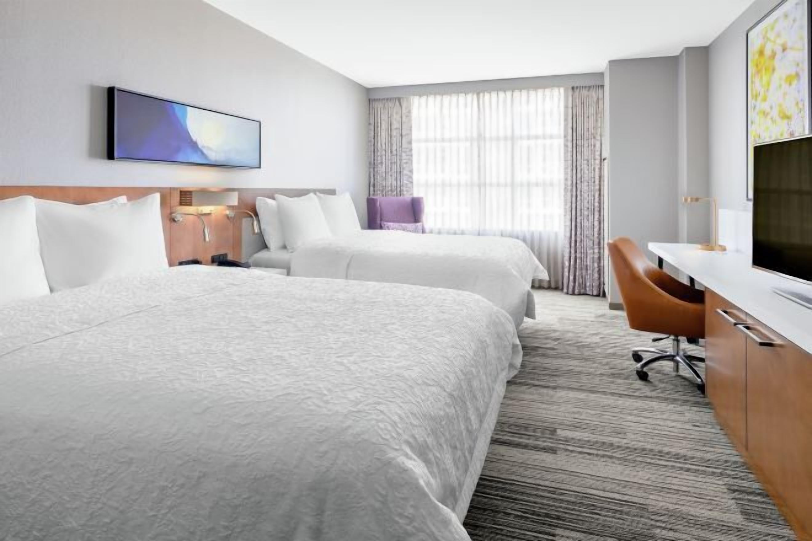 أغطية فراش متميزة وخزنة داخل الغرفة ومكتب ومكواة/لوح كي