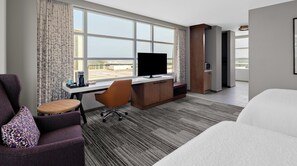 Premium bedding, in-room safe, desk, iron/ironing board - Hilton Garden Inn Chicago McCormick Place (Chicago)