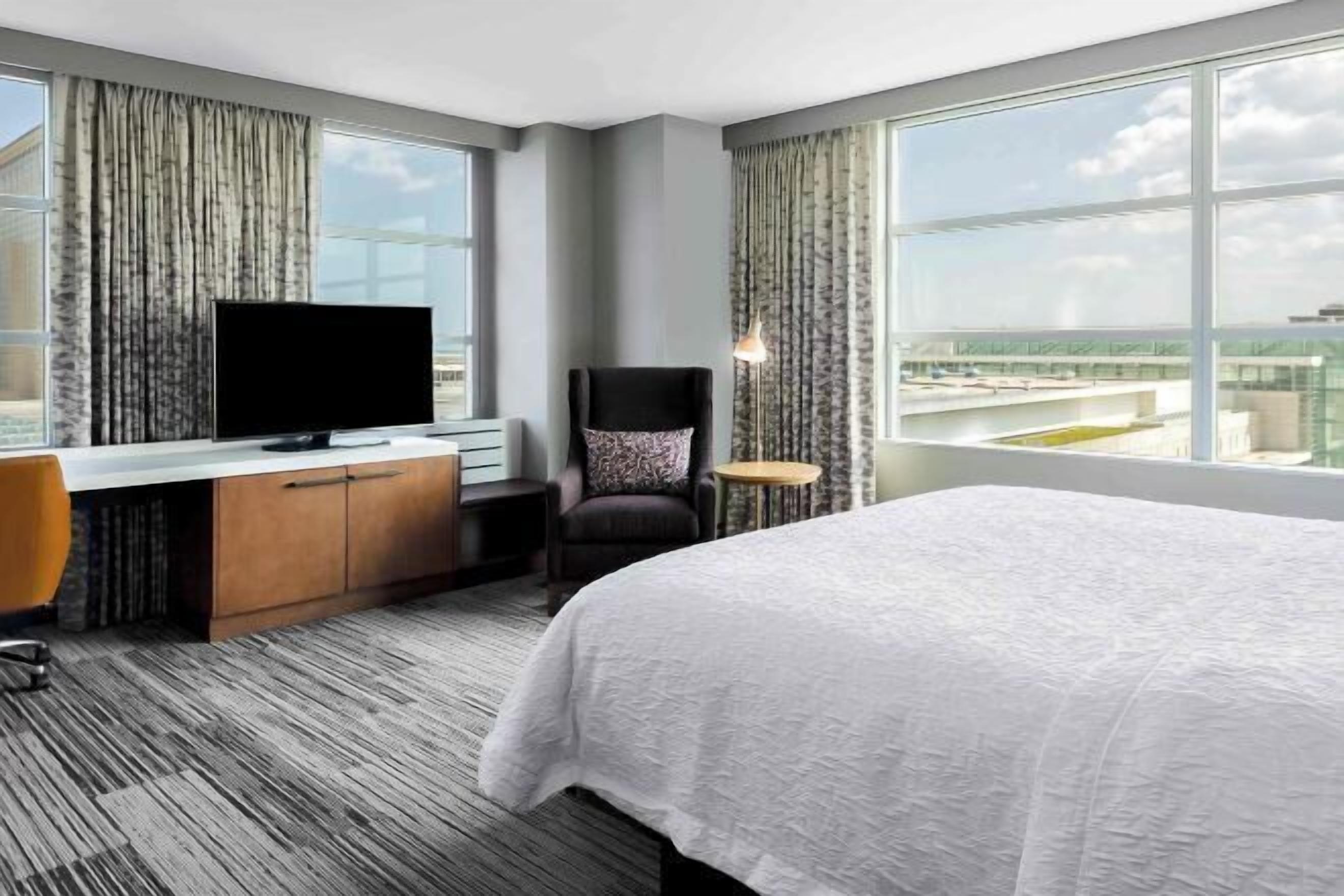 أغطية فراش متميزة وخزنة داخل الغرفة ومكتب ومكواة/لوح كي