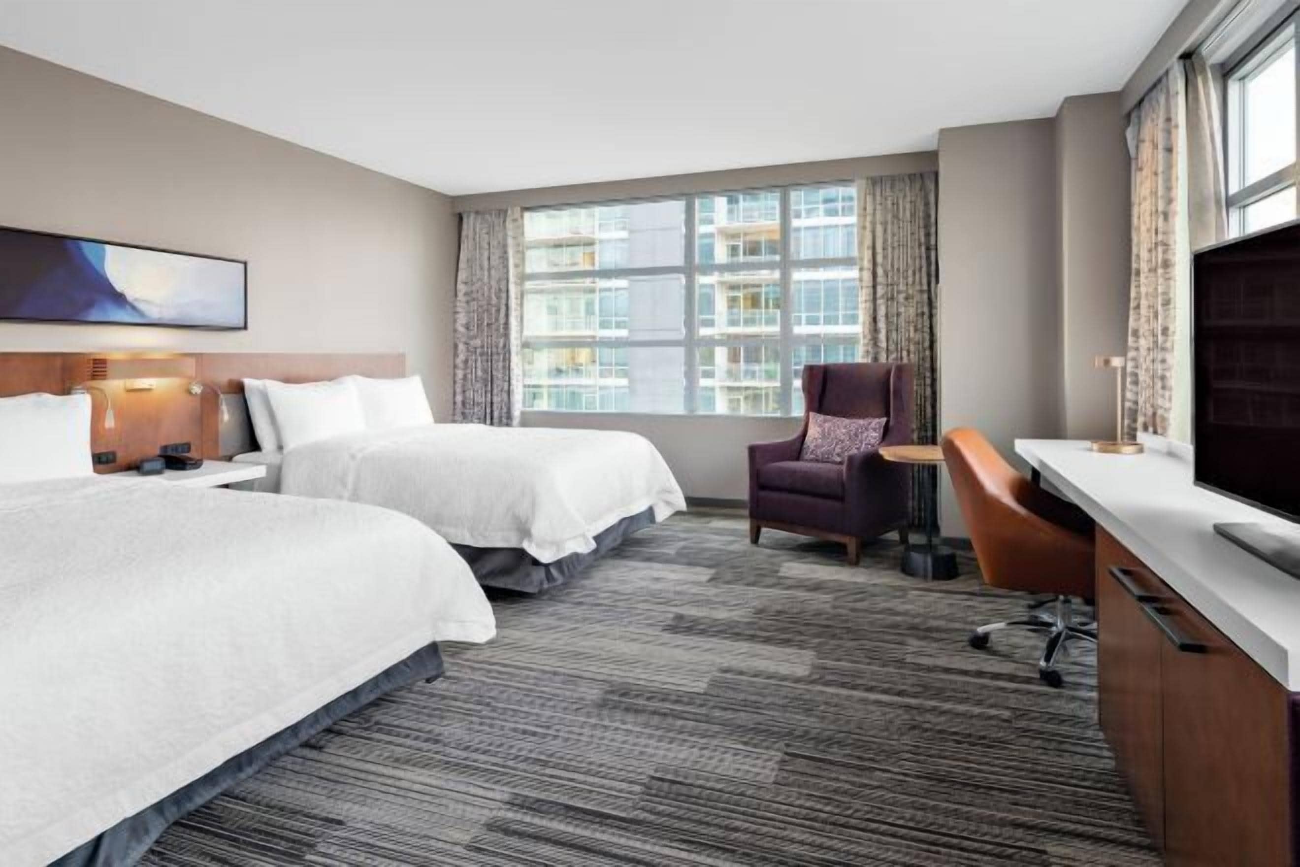 أغطية فراش متميزة وخزنة داخل الغرفة ومكتب ومكواة/لوح كي