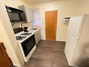 Standard Room, 2 Double Beds, Accessible | Private kitchen | Fridge, microwave, coffee/tea maker - Lakeside Motel (Moses Lake)