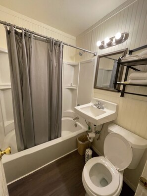 Chambre Standard, 2 lits doubles, accessible aux personnes à mobilité réduite | Salle de bain | Ensemble baignoire-douche, articles de toilette (gratuits)