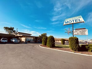 Front of property - Lakeside Motel (Moses Lake)