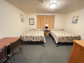 Chambre Standard, 2 lits doubles, accessible aux personnes à mobilité réduite | Bureau, accès au Wi-Fi (inclus)