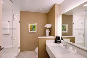 Amenidades de baño gratuitas, secadora de cabello, toallas 