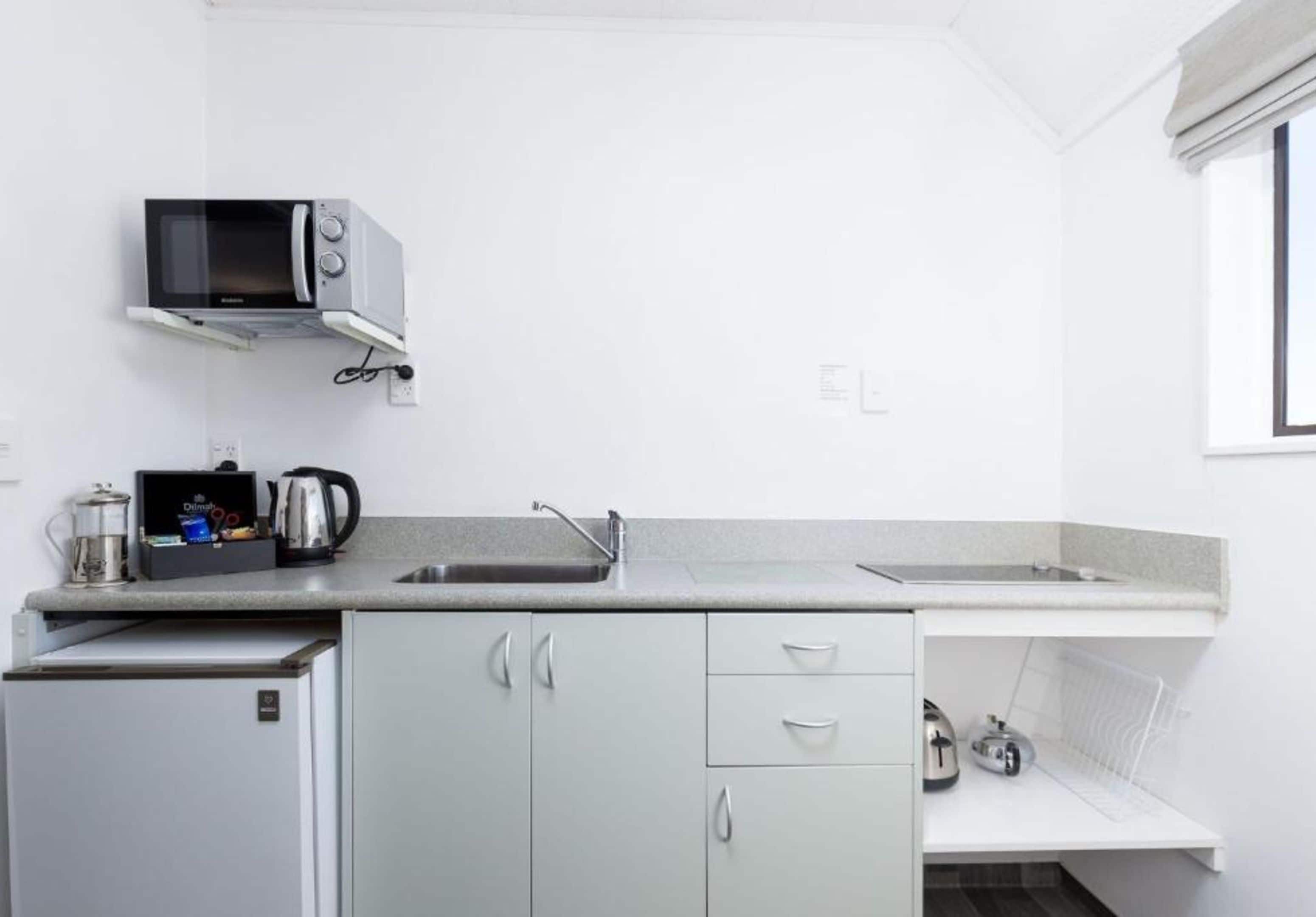 king studio | private kitchenette | fridge, microwave, stovetop, coffee/tea maker