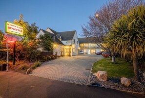 Fassade der Unterkunft – Abend/Nacht