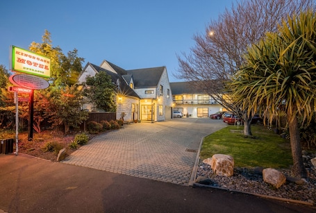 Fachada de la propiedad por la tarde o noche