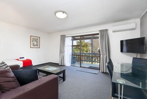 Apartamento, varias camas | Zona de estar | Una Smart TV, Netflix, un reproductor de DVD, servicios de streaming