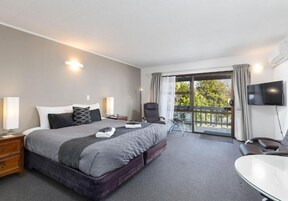 Decoración personalizada, escritorio y tabla de planchar con plancha 