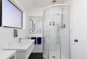 Appartement, plusieurs lits | Salle de bain | Articles de toilette gratuits, sèche-cheveux, serviettes fournies, savon