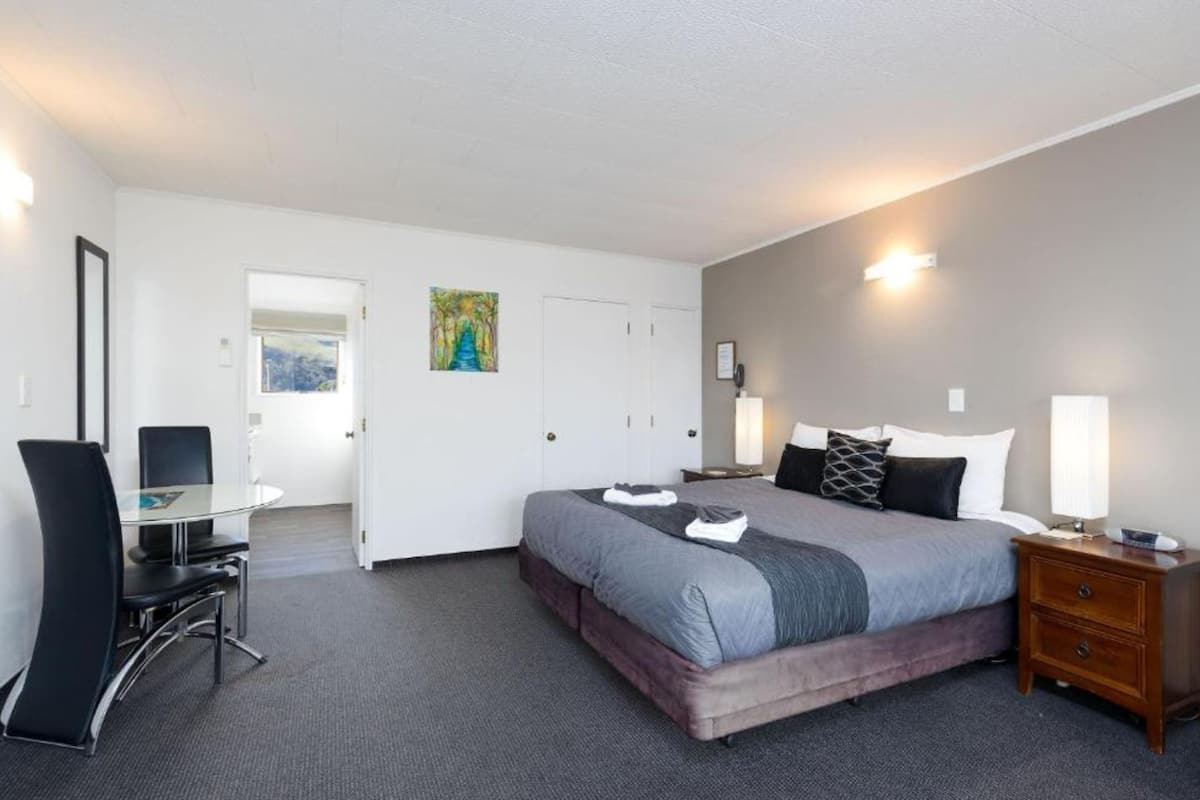 king studio | individually decorated, desk, iron/ironing board, free wifi