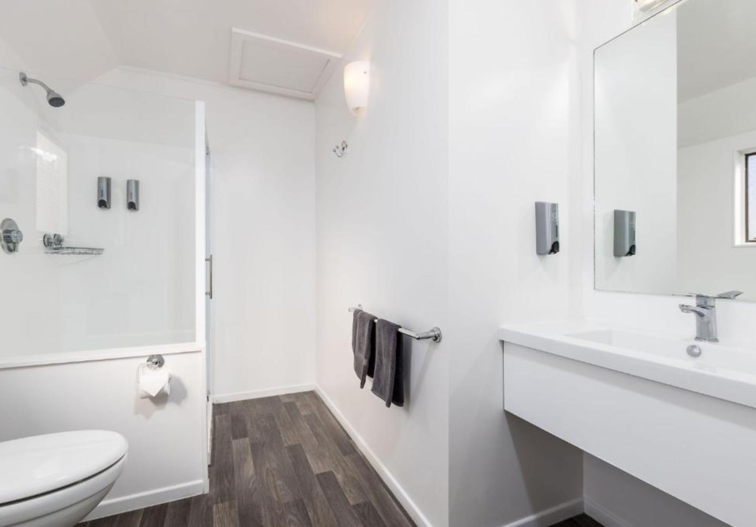 king studio | bathroom | free toiletries, hair dryer, towels, soap