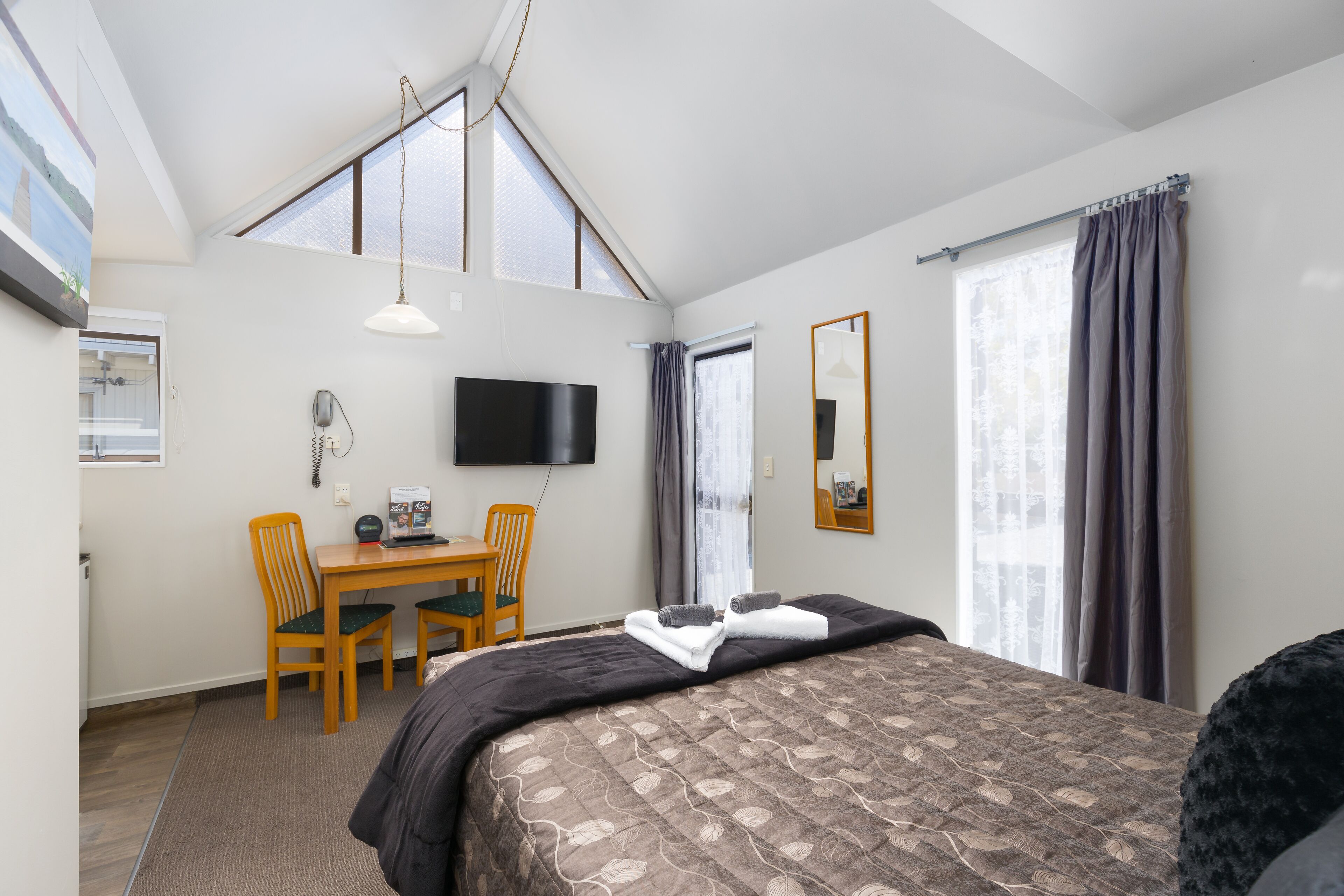 queen studio | living area | 40-inch smart tv with satellite channels, tv, netflix