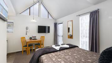 Queen Studio | Living area | 40-inch Smart TV with satellite channels, TV, Netflix