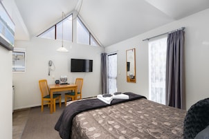 Studio, 1 grand lit | Coin séjour | TV connectée, Netflix, lecteur de DVD, services de streaming