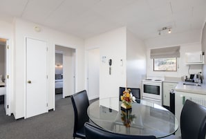 Appartement, plusieurs lits | Cuisine privée | Réfrigérateur, micro-ondes, plaque de cuisson, cafetière/bouilloire