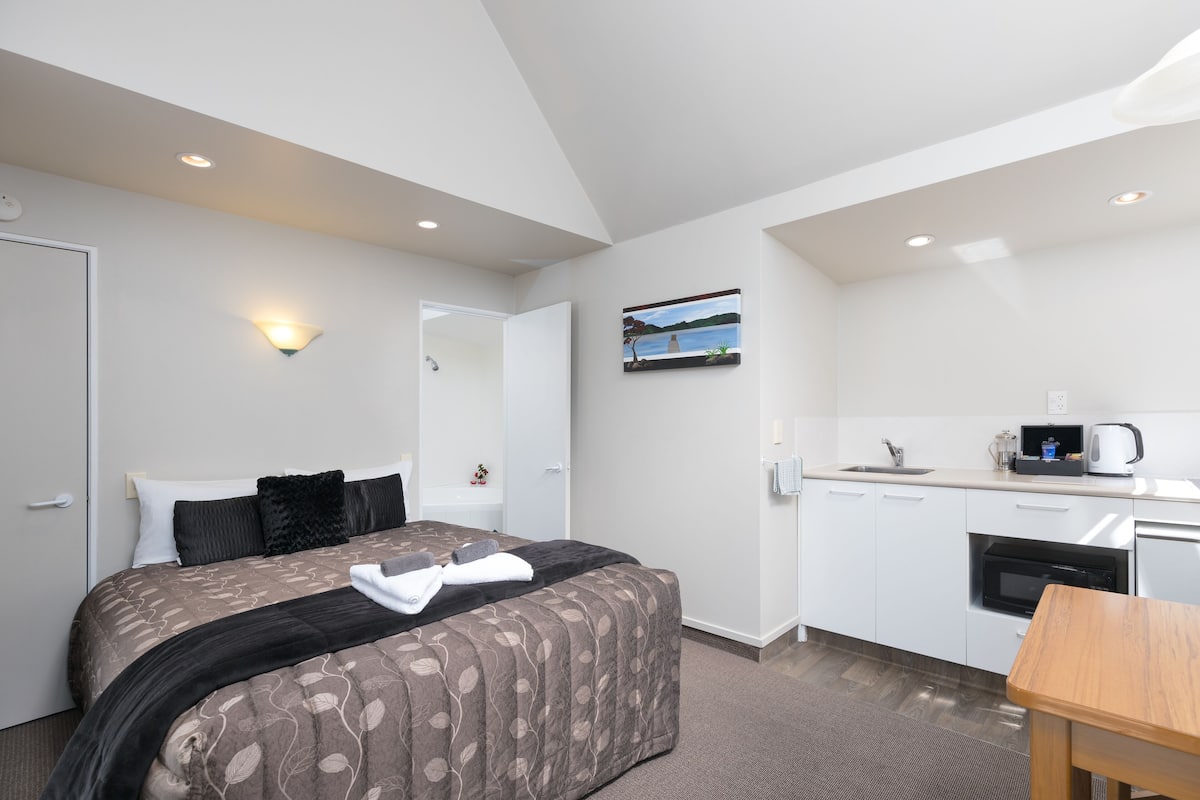 queen studio | individually decorated, desk, iron/ironing board, free wifi