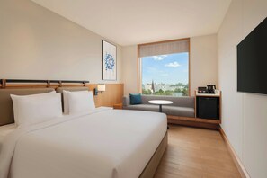 Habitación, 1 cama de matrimonio grande | Caja fuerte, escritorio, espacio para trabajar con un portátil