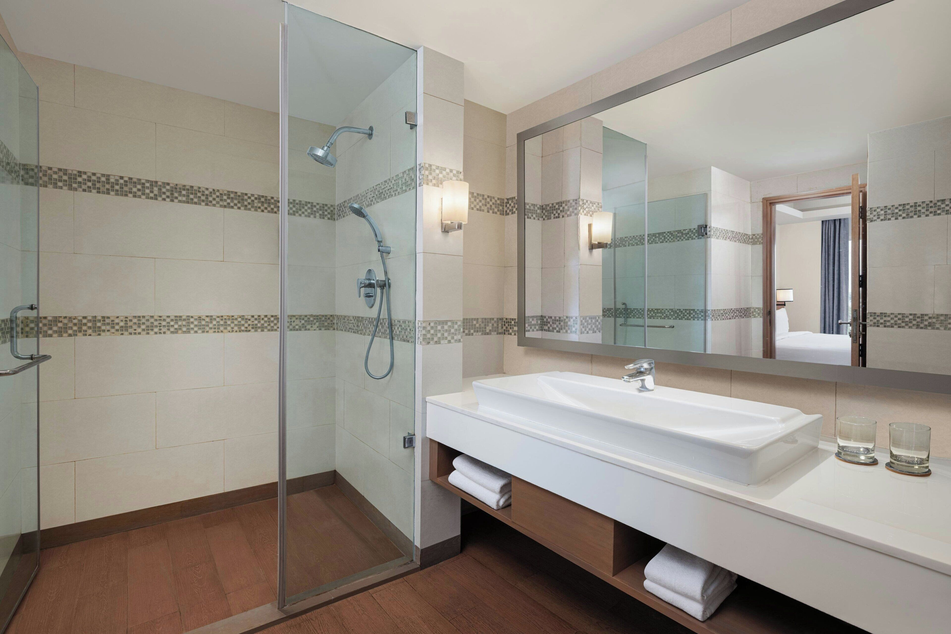 suite, 1 bedroom, non smoking | bathroom | shower, free toiletries, hair dryer, slippers