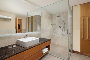 Suite presidencial, 1 cama King size | Baño | Regadera, amenidades de baño gratuitas, secadora de cabello, pantuflas 