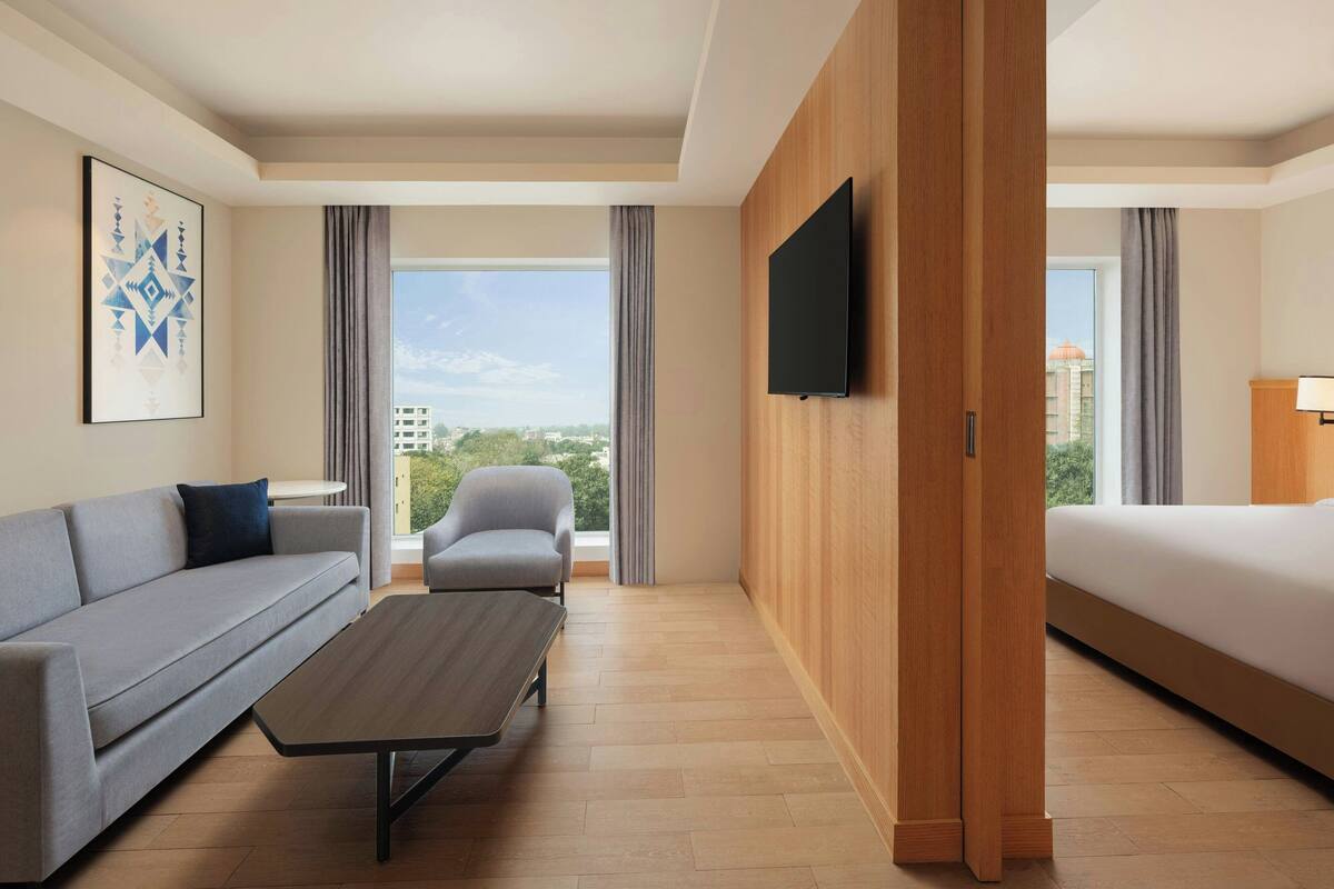 suite, 1 bedroom, non smoking | living room | tv