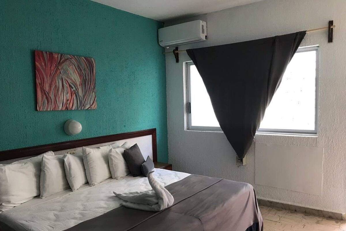 Basic Room, 1 King Bed, Balcony | Desk, WiFi (free), bed sheets