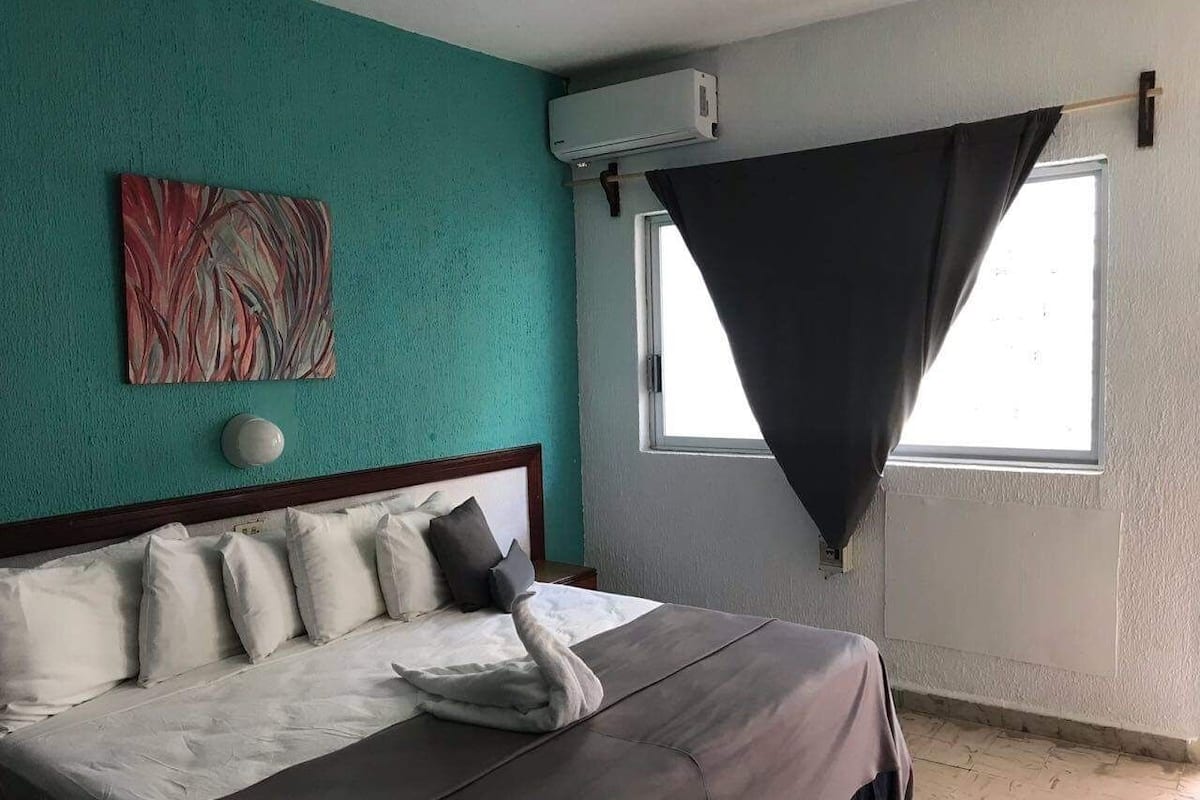 Basic-Zimmer, 1 King-Bett, Balkon | Schreibtisch, kostenloses WLAN, Bettwäsche