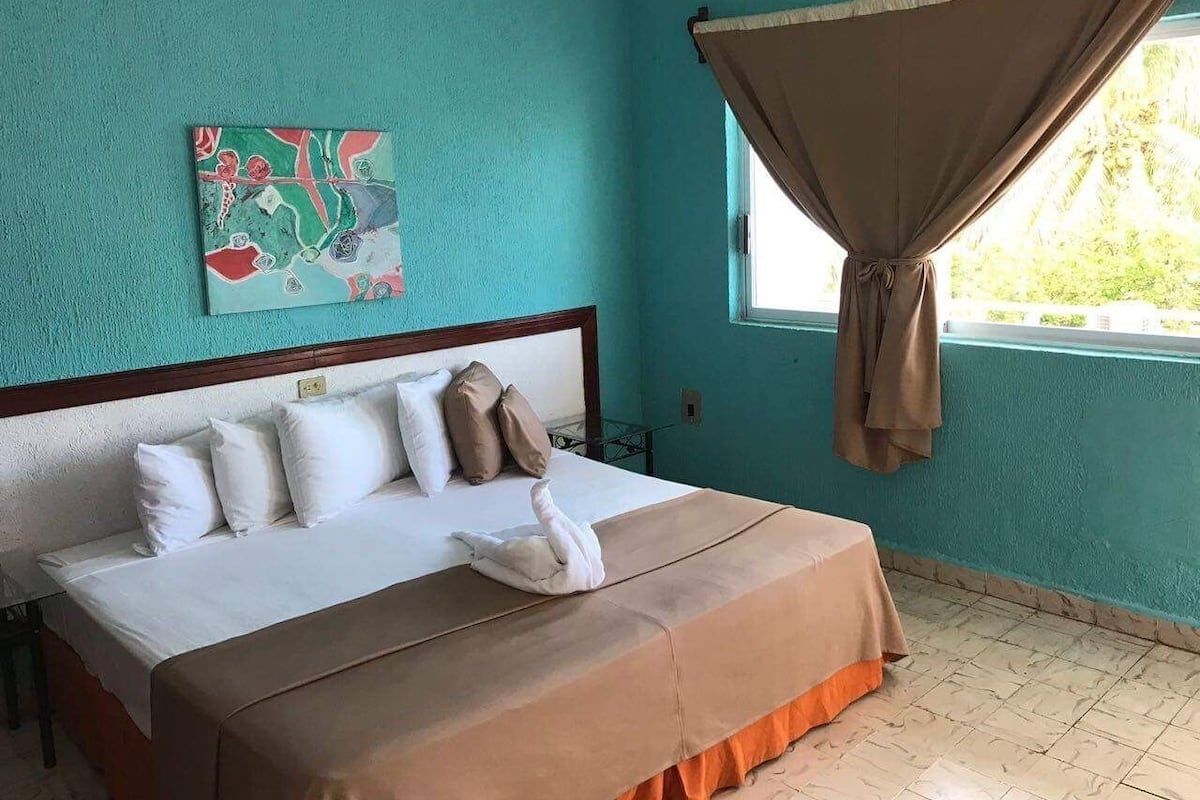 Traditional-Doppelzimmer, 1 King-Bett, Balkon, zum Garten hin | Schreibtisch, kostenloses WLAN, Bettwäsche