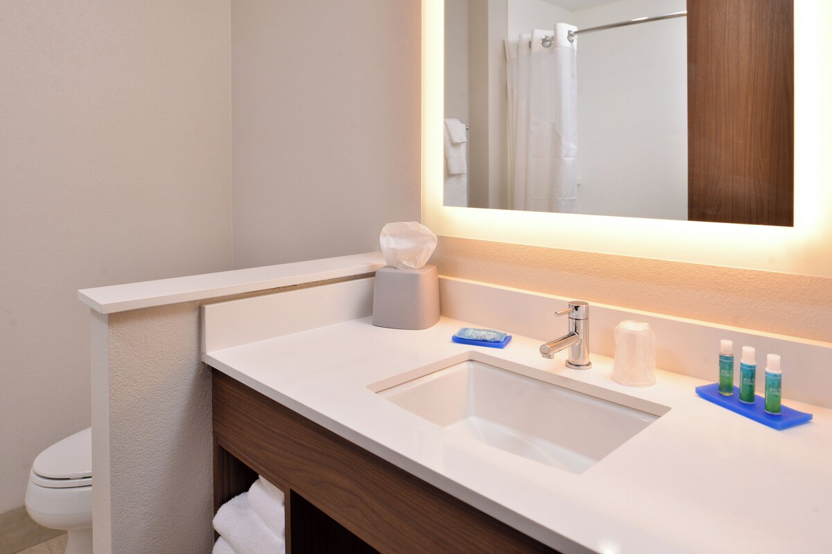 Standard Room, 2 Queen Beds | Room amenity