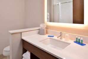 A bathroom with a white sink, a mirror, and toiletries. - Holiday Inn Express Early by IHG (Early)