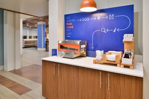 Free daily buffet breakfast - Holiday Inn Express Early by IHG (Early)