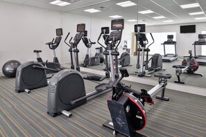 A gym with various exercise equipment including treadmills, stationary bikes, and elliptical machines. - Holiday Inn Express Early by IHG (Early)