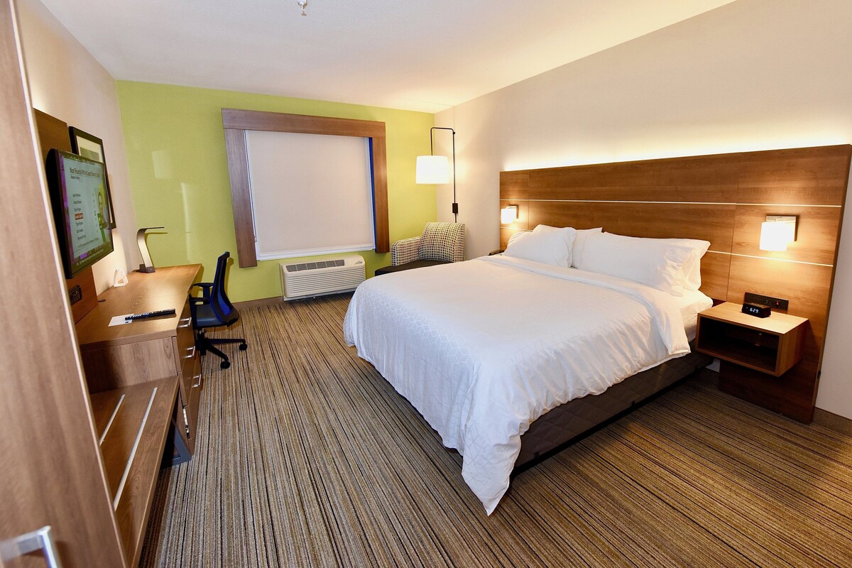 Standard Room, 1 King Bed, Accessible (Communications) | In-room safe, desk, blackout drapes, soundproofing