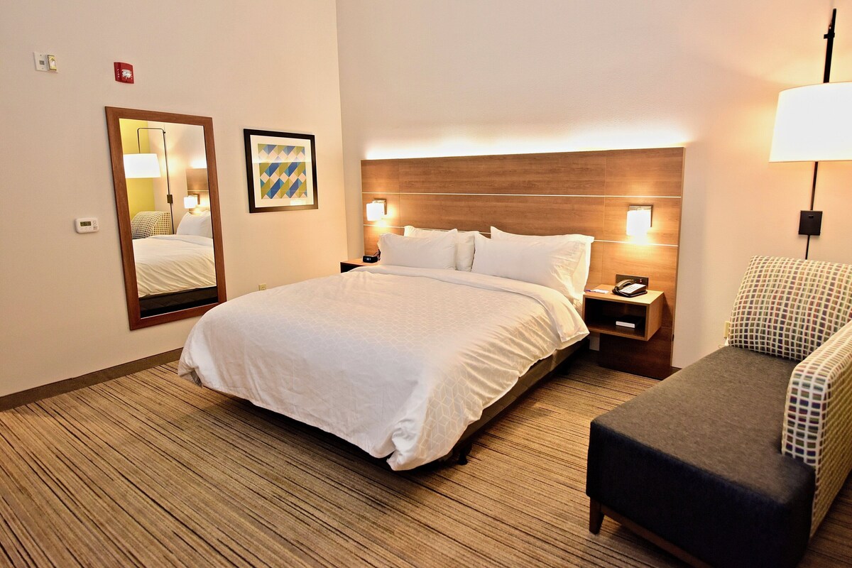 Standard Room, 1 King Bed | In-room safe, desk, blackout drapes, soundproofing
