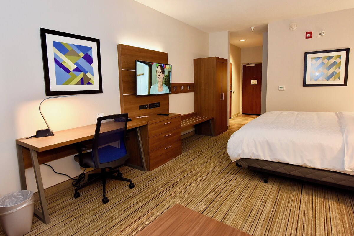 Suite, 1 King Bed, Accessible (Mobility, Accessible Tub) | In-room safe, desk, blackout drapes, soundproofing